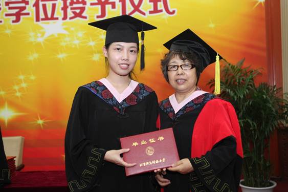 14.导师们为毕业生颁发毕业证书并一一合影留念（4）