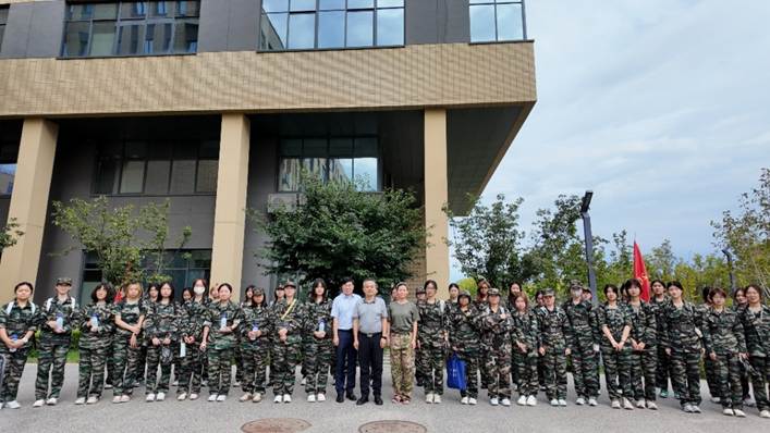 一群人站在建筑前 AI 生成的内容可能不正确。