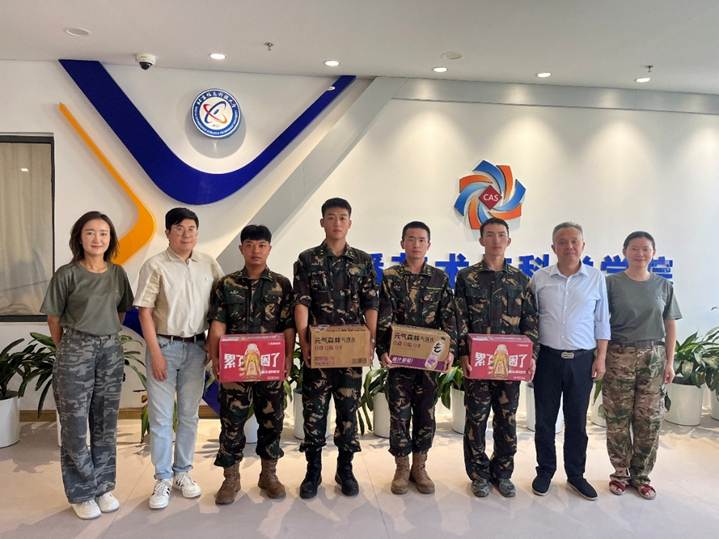 一群人站在一起 AI 生成的内容可能不正确。