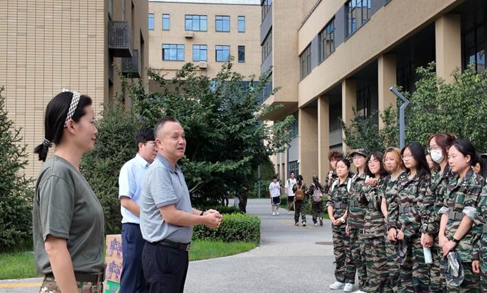 一群人站在街道上 AI 生成的内容可能不正确。